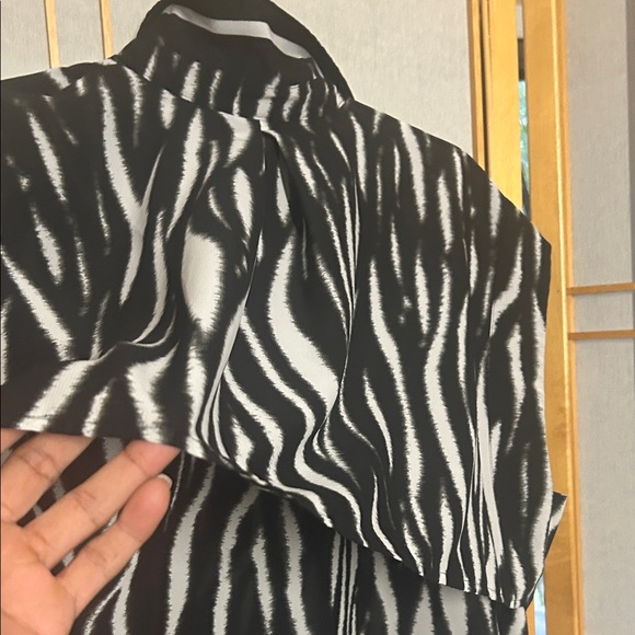 Vince Camuto Black and White Patterned Button Down Shirt - Picture 5 of 8